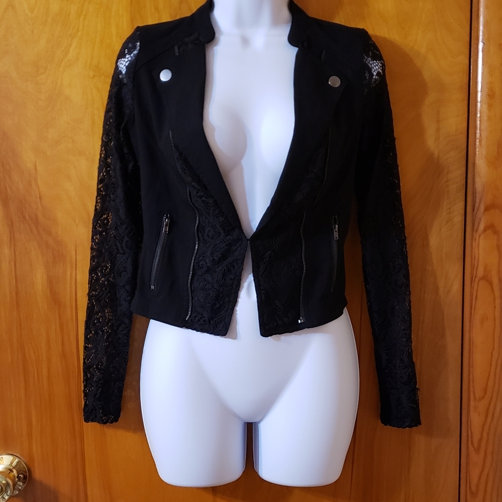 Black Jacket w. Lace Sleeves